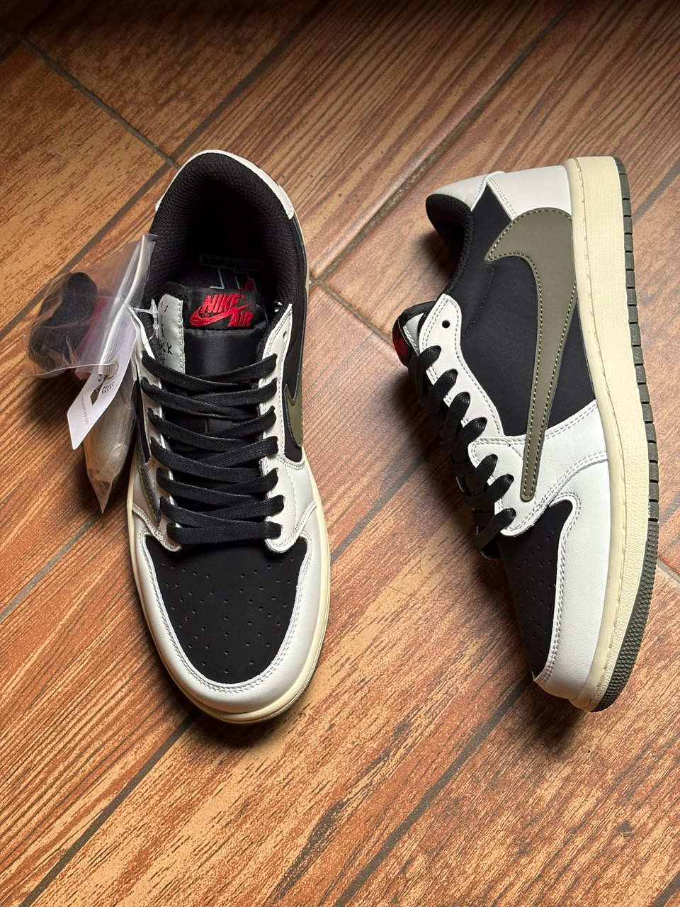 JORDAN 1 LOW TRAVIS SCOTT OLIVE